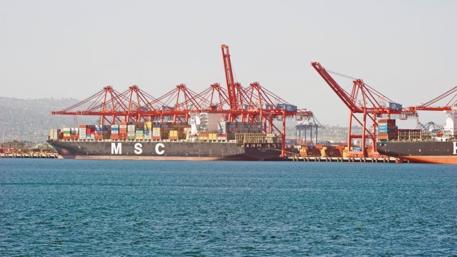 CORRECTION ITS Long Beach to remain open amid search for new carriers